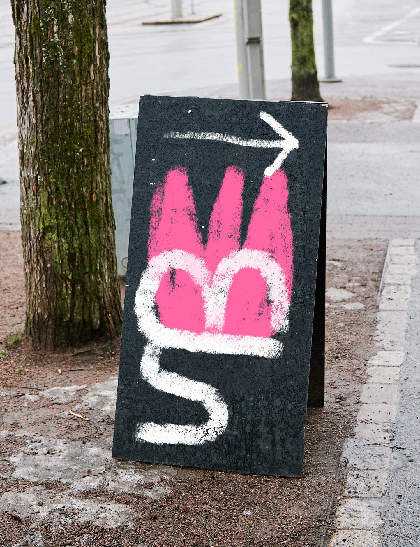 Chalk sign mockup with pink flower